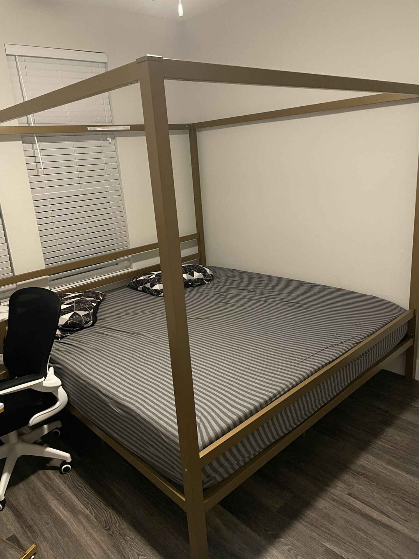 King Size Canopy Bed And Mattress (390$ Brand New)