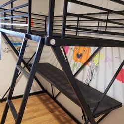 Se Vende Cama Para Niño Con Su Propia Mesa