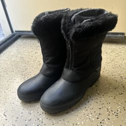 woman snow boots sz8
