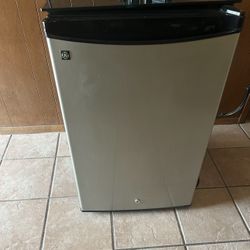 Mini Fridge 