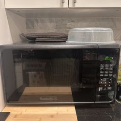 Black+Decker 1000W Countertop Microwave – Like New