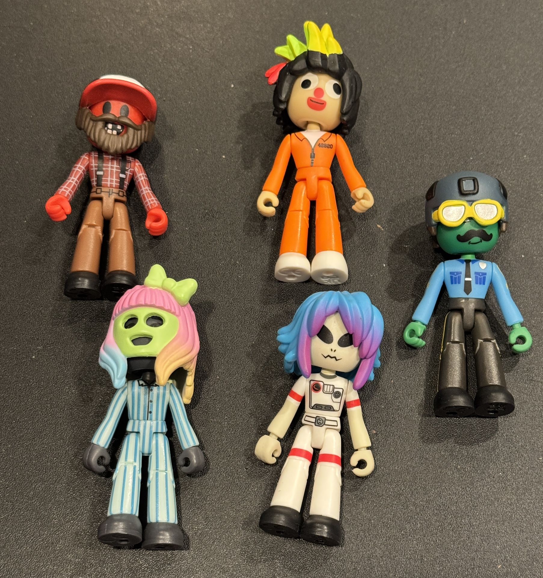 Roblox DevSeries Brookhaven's Most Wanted action figure set. Includes: Poison Ivy, Moonstar, Sparkplug, Heatwave, and Chief Rotten.