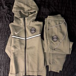 Nike Tech Fleece Set – Olive Green (Reflective Details, Size Medium)