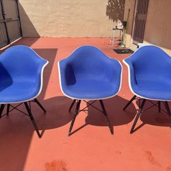 Modern Eames Style Chairs – Set of 3 (Excellent Condition)