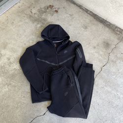 Black Nike Tech V3 size large