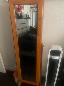 Jewelry box with lock