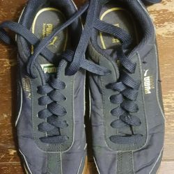 KIDS PUMAS SIZE 3  