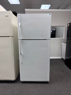 Refrigerator with ice maker
