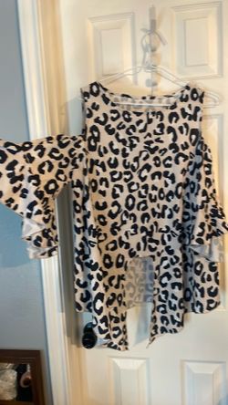 Leopard print wing slit blouse