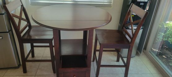 table with 2 chairs