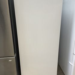 Frigidaire 14cu Upright Freezer On White