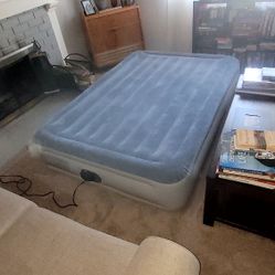 NICE INTEX DOUBLE SIZE EXTRA HIGH AIR BED,  EX COND with Built In  pump