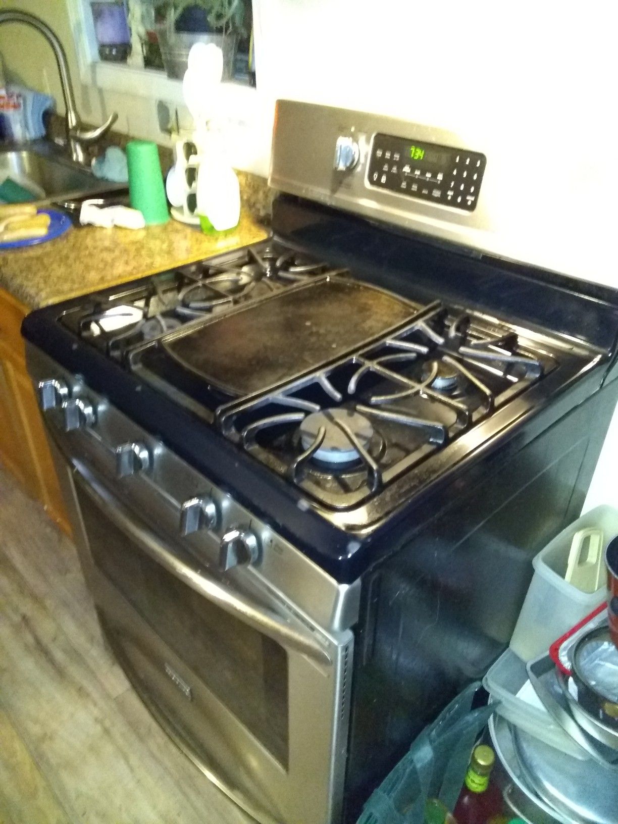 Frigidaire Gallery gas stove in good working condition for Sale in