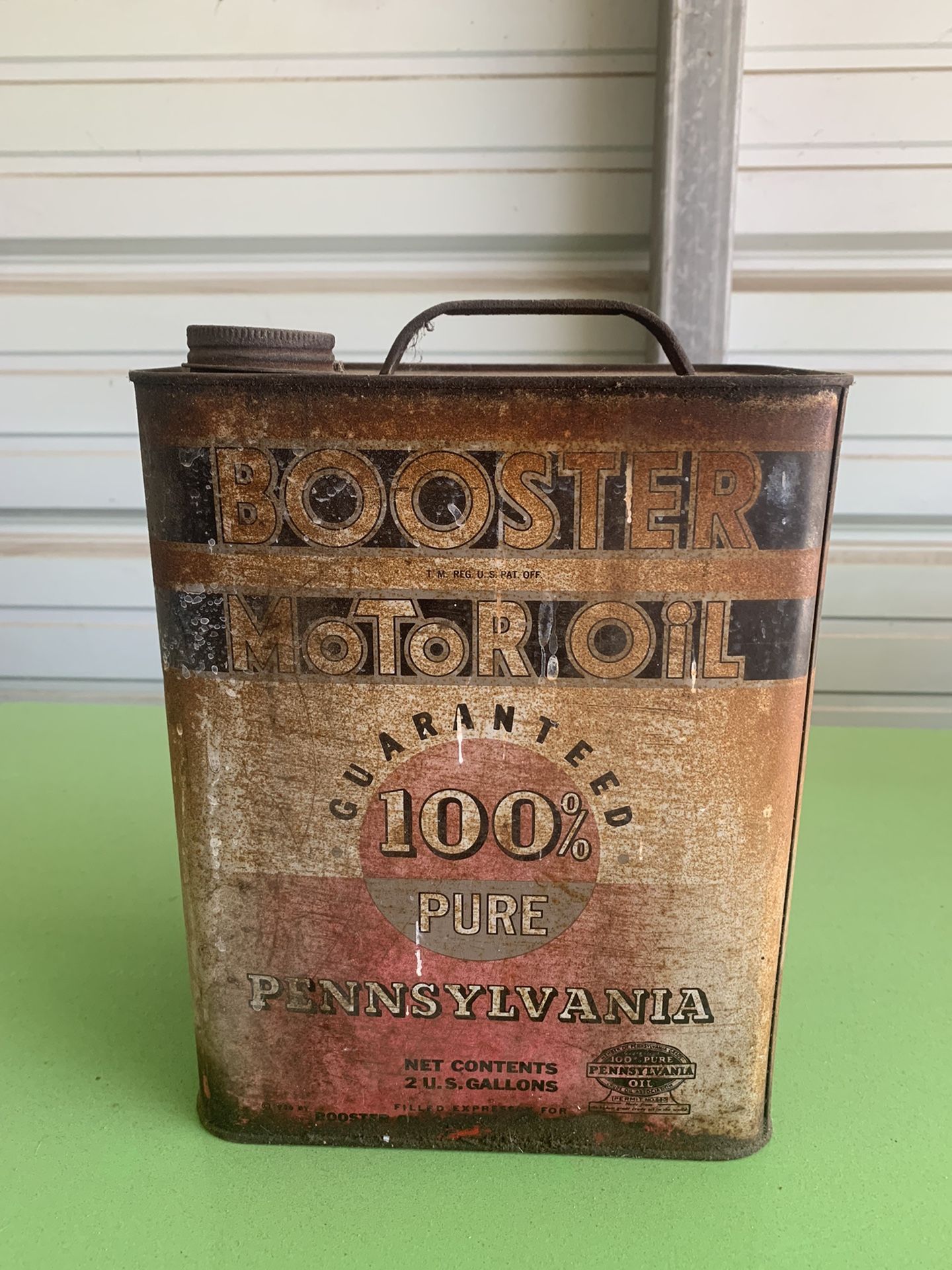 Vintage motor oil can