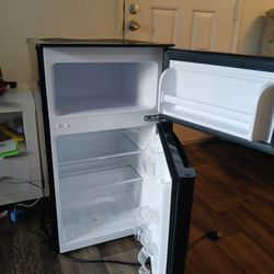 Pequeno Refrigerador  De 3 Pies  De Alto