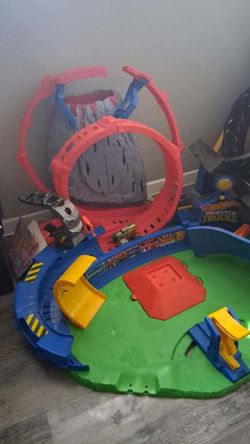 Hot Wheels dino play set