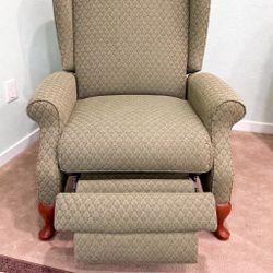 Comfortable Recliner Chair – Excellent Condition