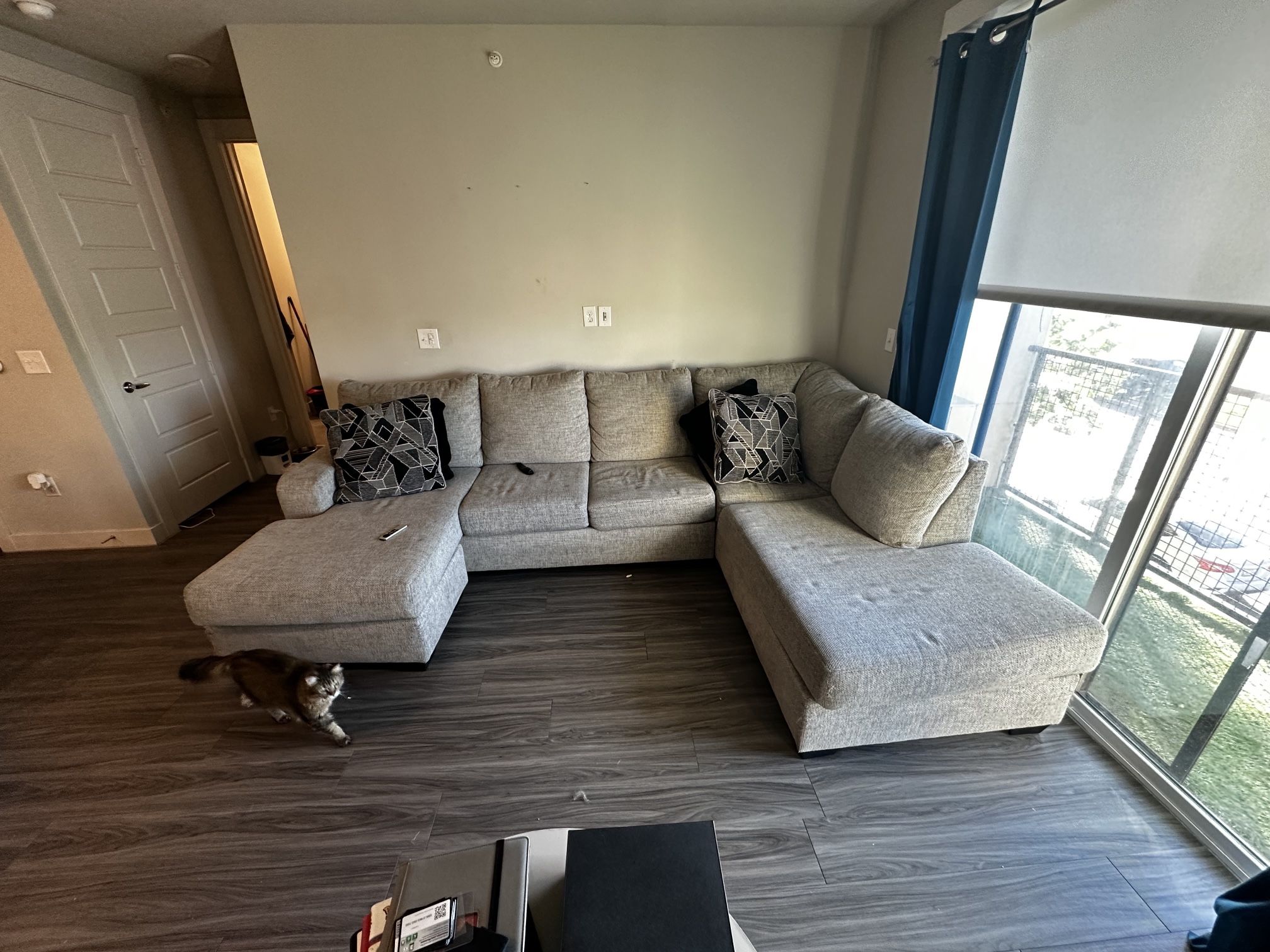 SECTIONAL COUCH