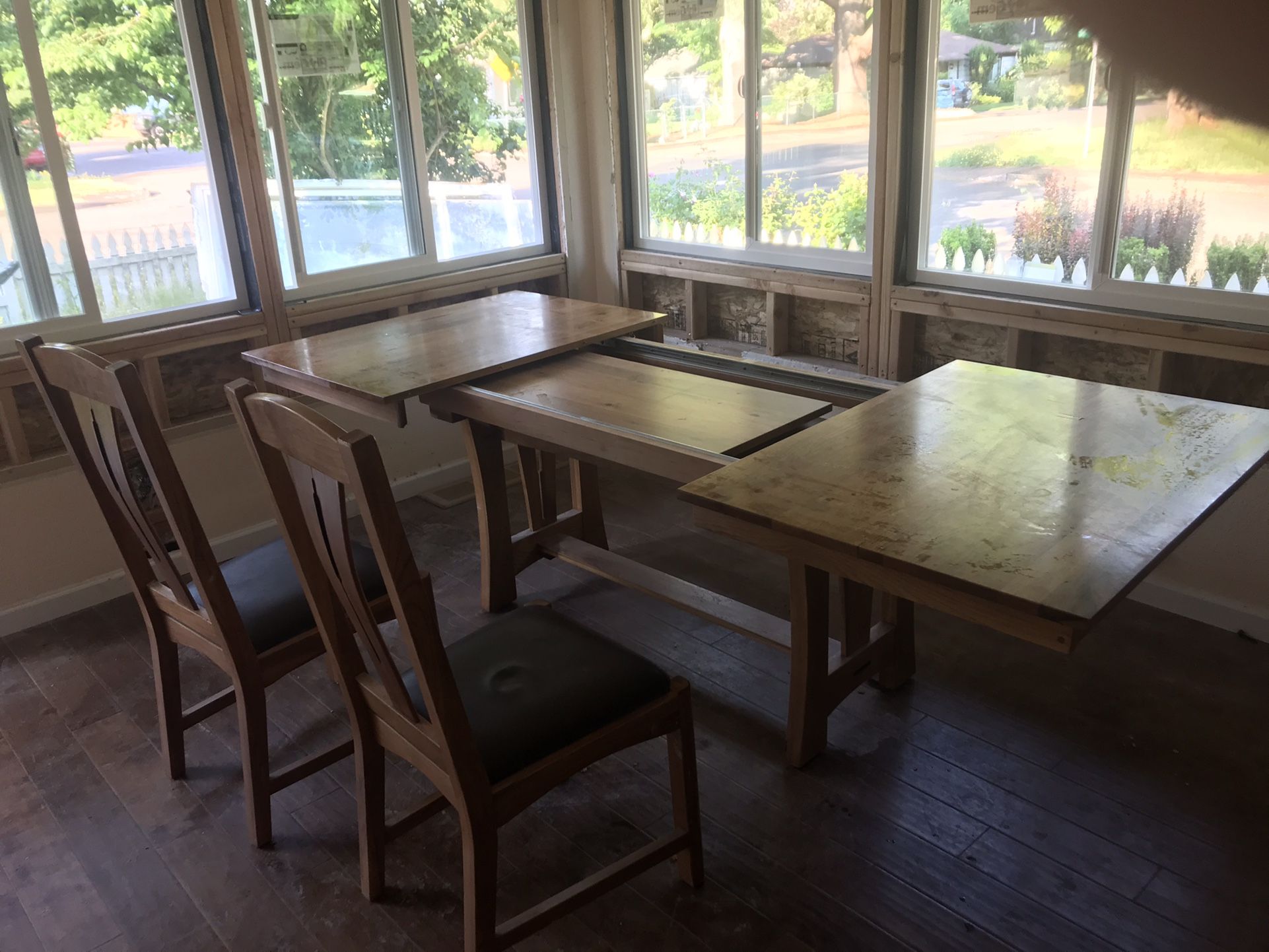 Really Nice Dining Room Table And 4 Chairs.