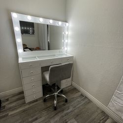 White Vanity Desk With Mirror 
