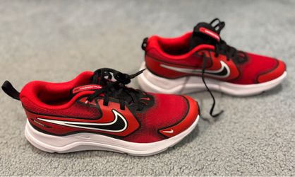 Nike Cosmic Runner Kids Shoes (red/black) - size 6Y