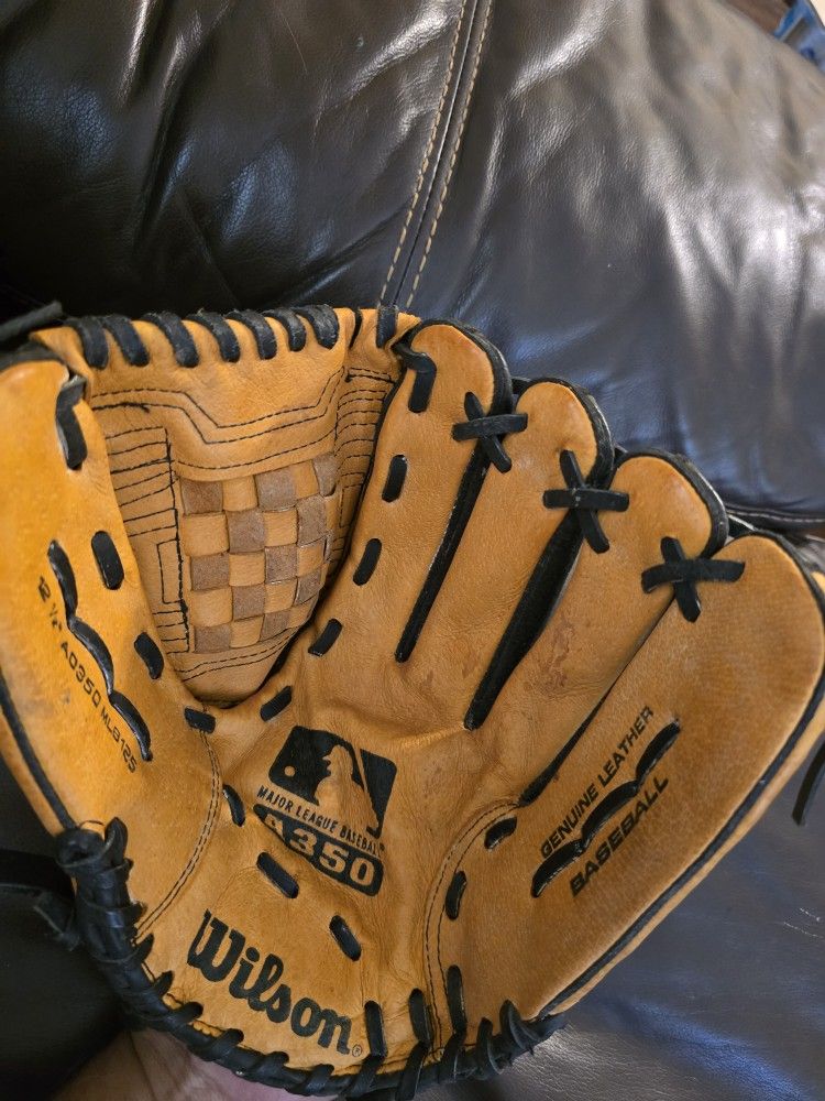 WILSON A350 BASEBALL GLOVE 12.5" $25