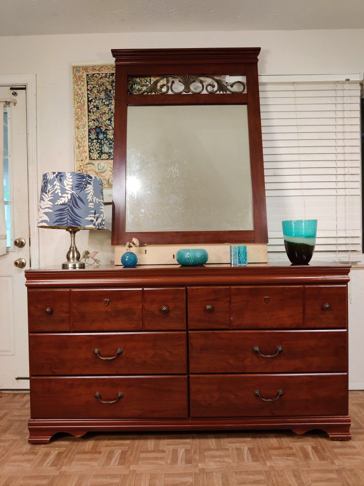 Nice long dresser with big mirror and drawers in good condition all drawers working, driveway pickup.
L62"*W16.5"*H34"