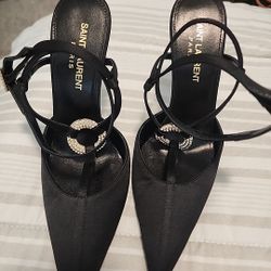 Women

SAINT LAURENT


Luna embellished Black satin-crepe pumps

Size 36