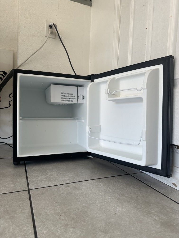 Proctor Silex 1.7 Cu Ft Compact Refrigerator, Single Door Mini Fridge