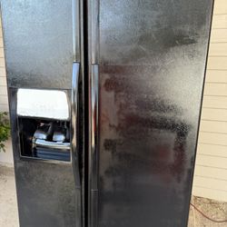 Whirlpool Double Door Black Refrigerator With Icemaker