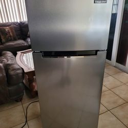 Magic Chef Refrigerator. 