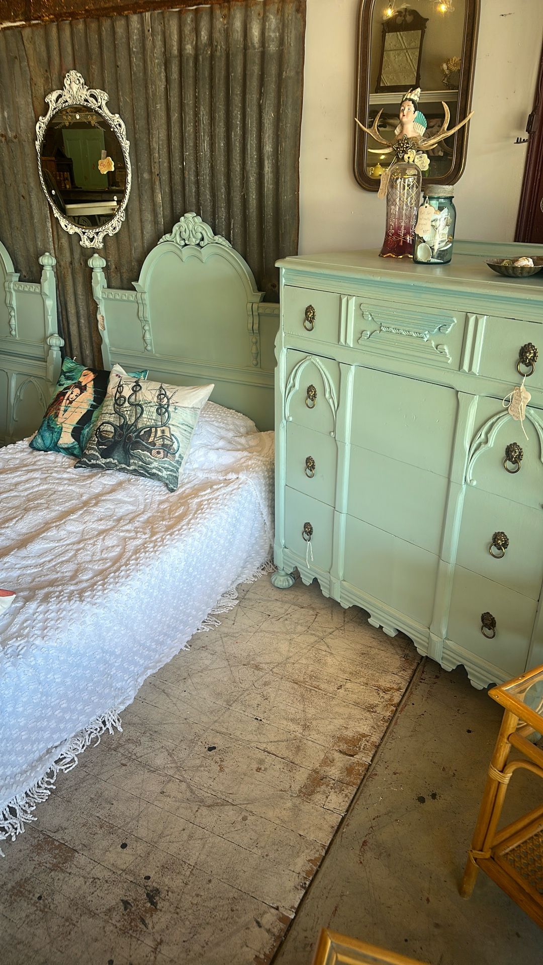Bedroom Set; Dresser 2 Twin Beds.