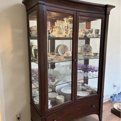 Hooker Furniture Lighted Mahogany Curio Cabinet