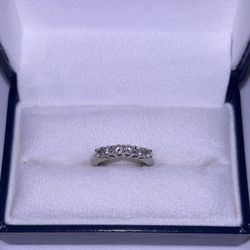 14K White Gold Ring with 6 Diamonds on the Top Size 4.5