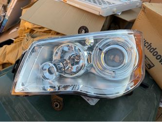 08-16 Chrysler Town & Country Driver Headlight