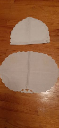 Set of white scalloped table linens