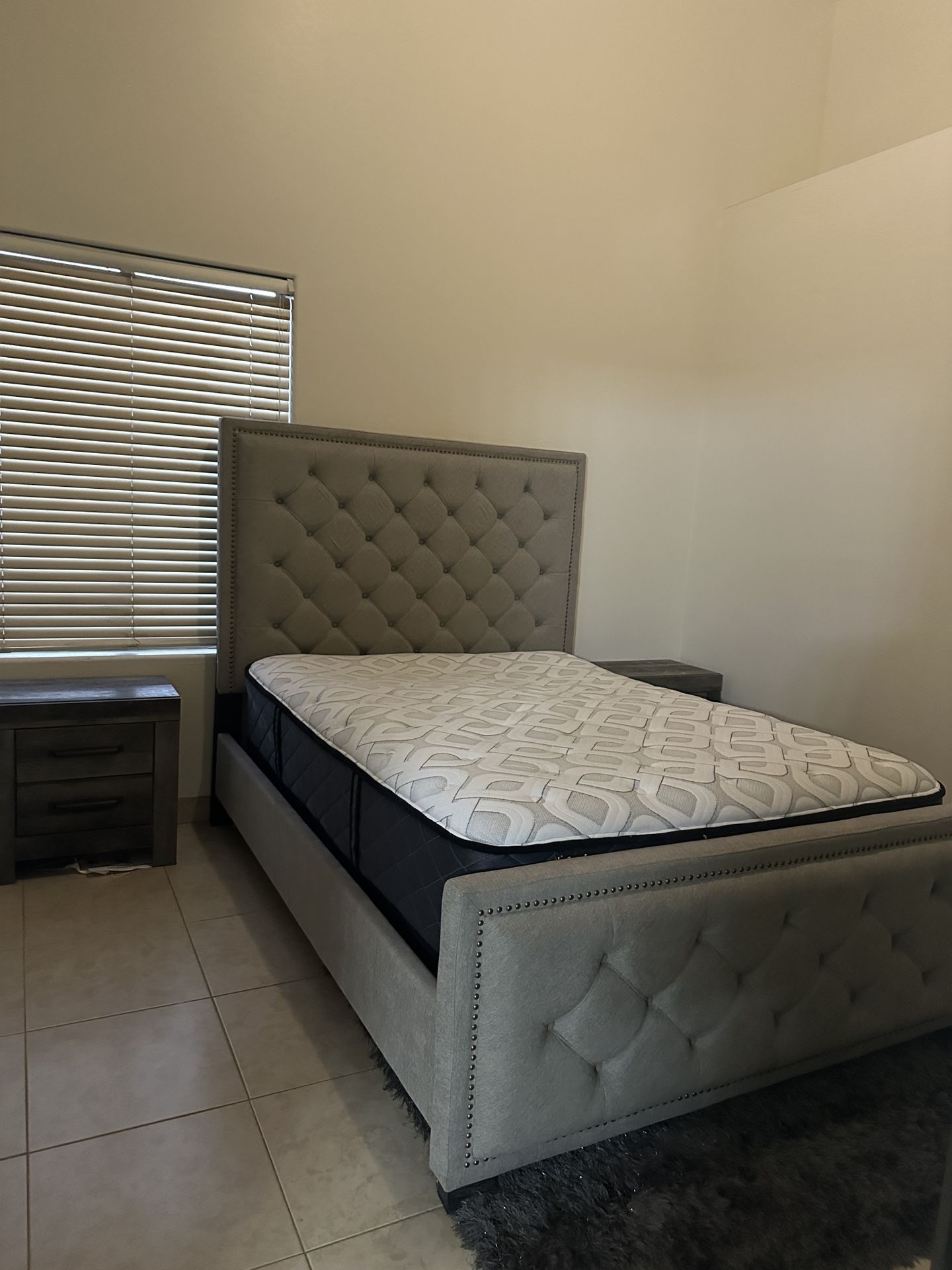 Queen size Bedroom Set, Dresser, Nightstands&Matteess