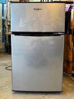3.2 cuft refrigerator with freezer