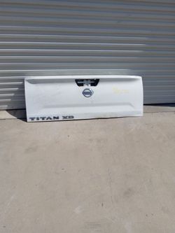 16 to 18 tailgate nissan titan ( oem) little damage