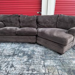 Sectional Couch!! Delivery Available 🚚!! Dimensions: 128” Length x 35” Height x 40 Depth ( 54” Depth Longer section)