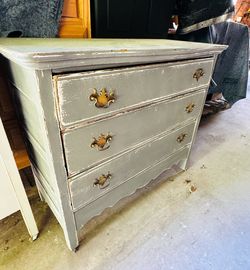 Adorable Vintage Dresser