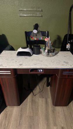 Nail desk