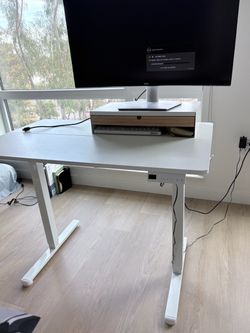 Electric standing desk