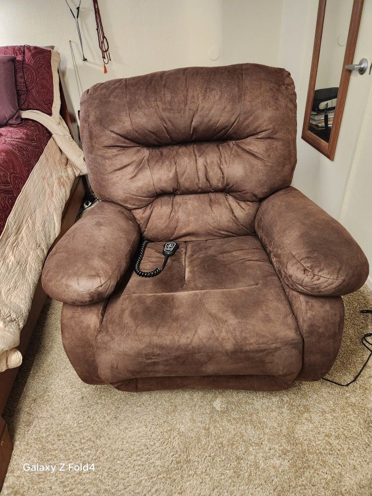 Suede Blown Rocker Recliner Electric. Chair Asking $80 Or Best Offer