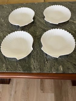 Set of 4 Shell-Shaped Plates.