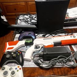 Xbox 360 With Gun, Kinect Sensor 3 Controllers , 7 Games And An Portable Xbox Controller Battery 