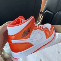 Air Jordan 1 Mid SE (orange)