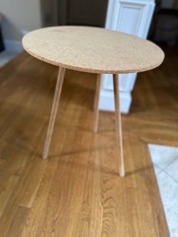 Compress wood round table with removable 3 Legs 26"x19.5"