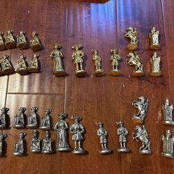 Vtg Metal Cavalier Chess Set 32 Pcs Gold Silver Tone Medieval Knights 4” King