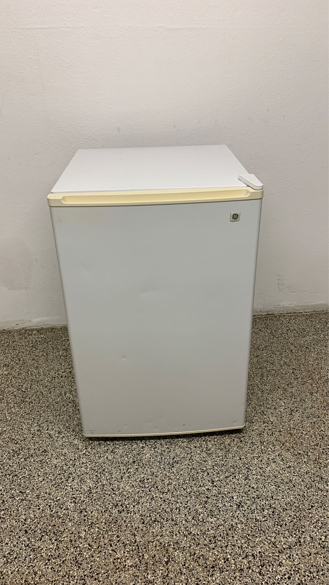 GE upright freezer, 5.0 cubic feet, manual defrost,